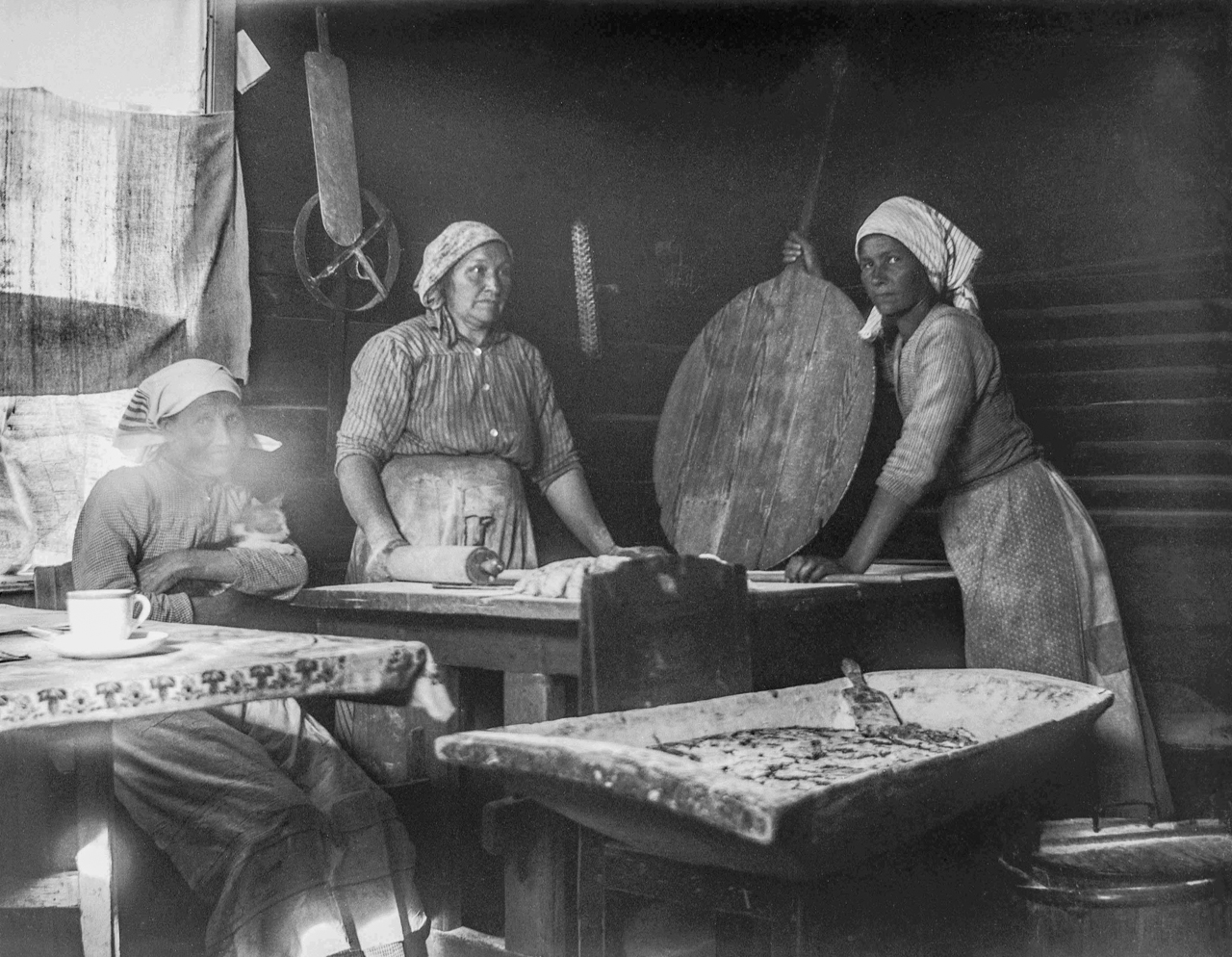 Tre personer bakar bröd, bild.
