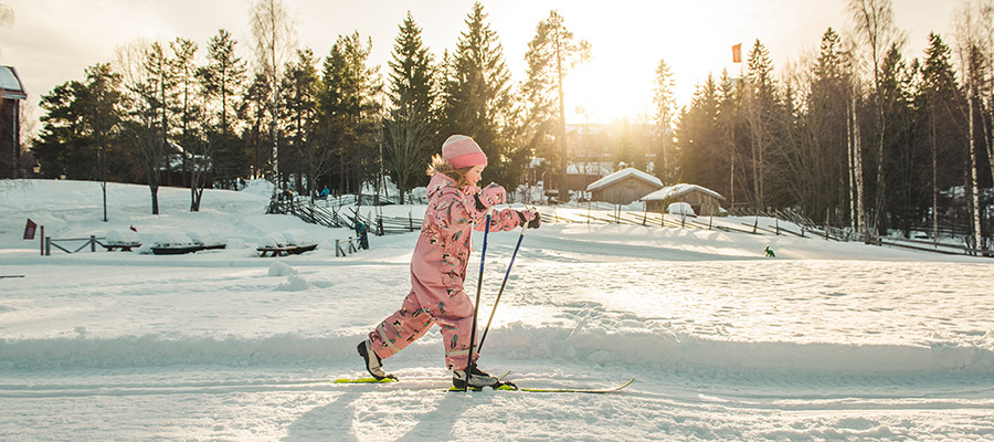 Barn åker skidor på Norra Berget. Foto: Sundsvalls kommun.