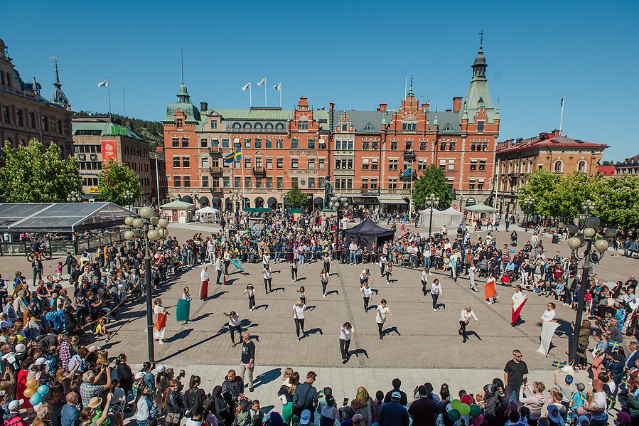 Personer dansar på Stora torget i Sundsvall.