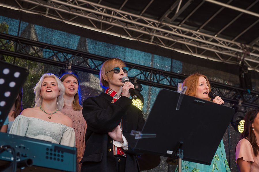 Yohio, Anna Stadling och Kulturskolan i Sundsvall sjunger på scenen på Stora torget.