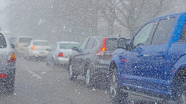 En trafikstockning på en bilväg på grund av stort snöfall.