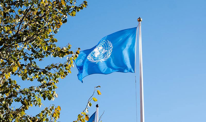 FN-flaggan vajar i vinden.