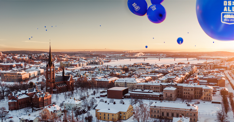 Vy över Sundsvall med blå ballonger.