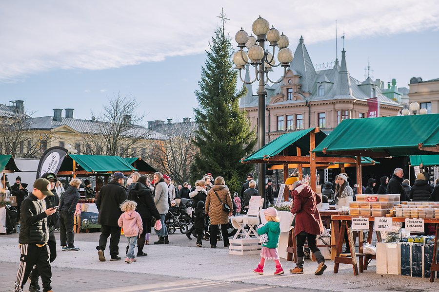 Personer i rörelse bland knallarna på julmarknaden på Stora torget, Lyslördag 2022.