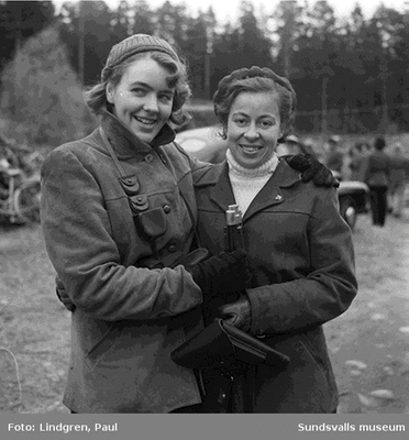 Två damer i ytterkläder på Norra Berget 1952 svartvit.