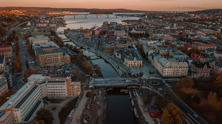 Drönarbild över Sundsvalls stad och Sundsvallsbron