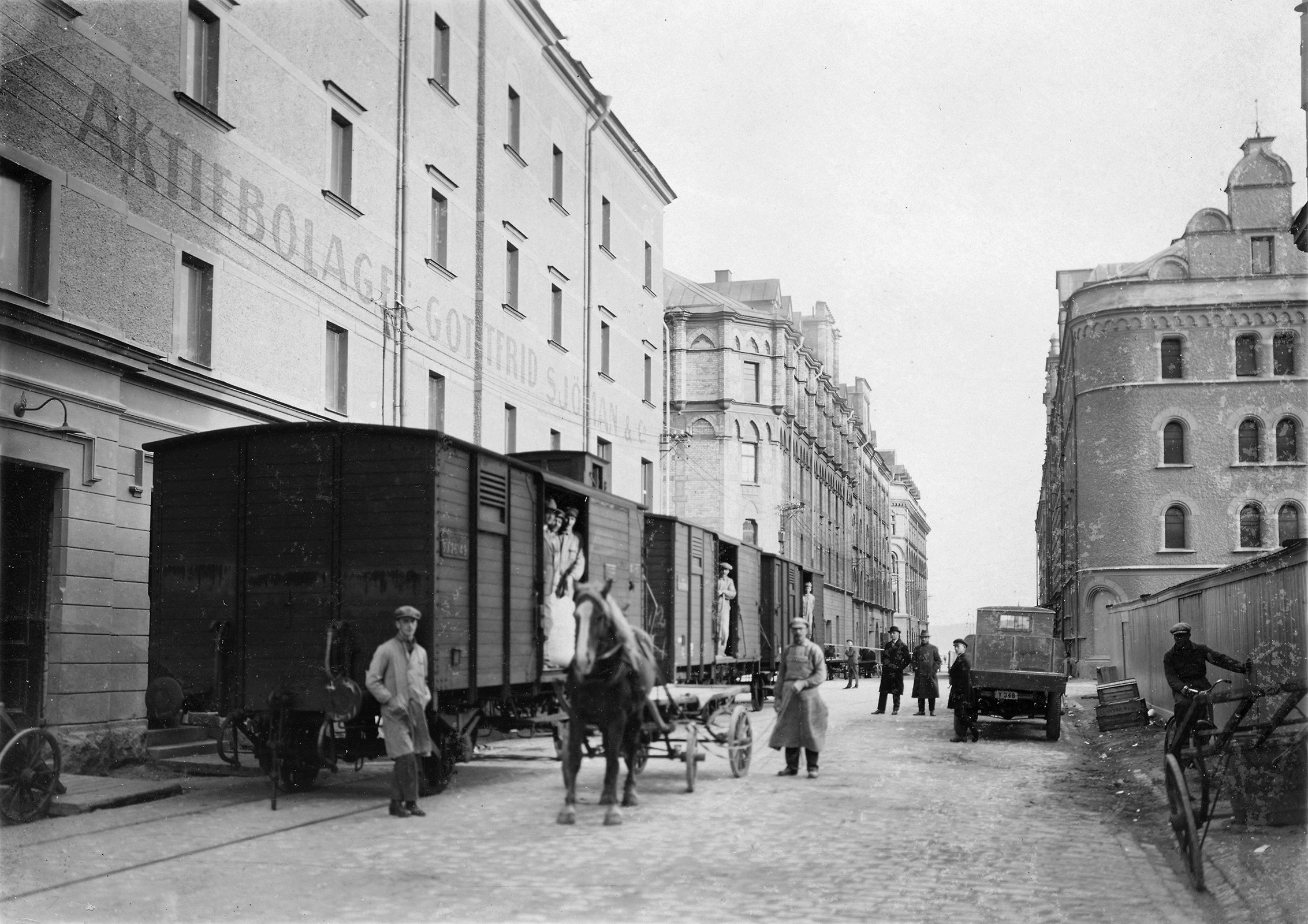 Nya järnvägsspåret på Magasinsgatan tas i bruk. Godsvagnar vid A.B. Gottfrid Sjömans & C:s magasin,  11 oktober 1928. 