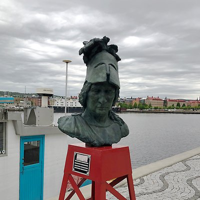 Skulpturen Drottning Kristina av Henrik Jonsson vid Norra Kajen.