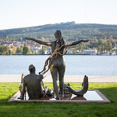 Konstverket Still Life av Jörgen Nilsson blickar ut över hamnen vid Norra Kajen.
