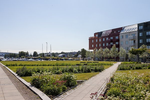 Bilden visar Hamnträdgården.